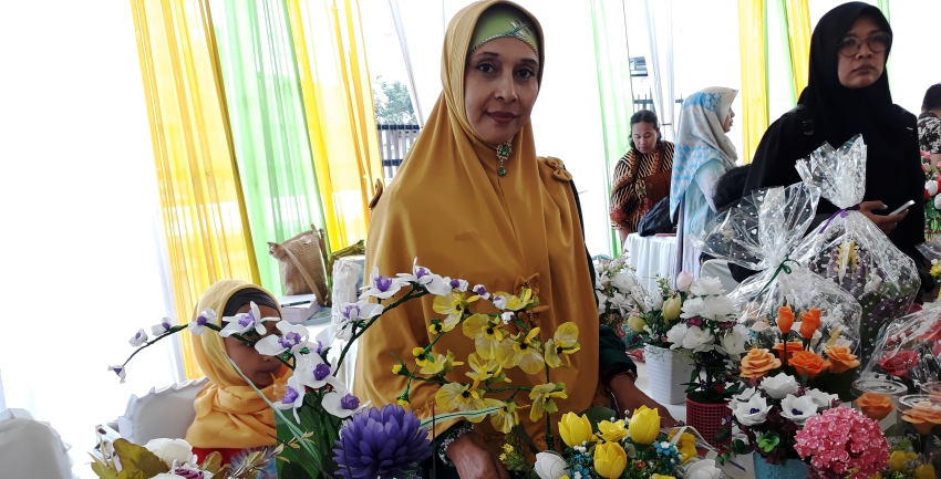 Mangi Selian, Tekuni Peluang Bisnis Kerajinan Bunga Akrilik 