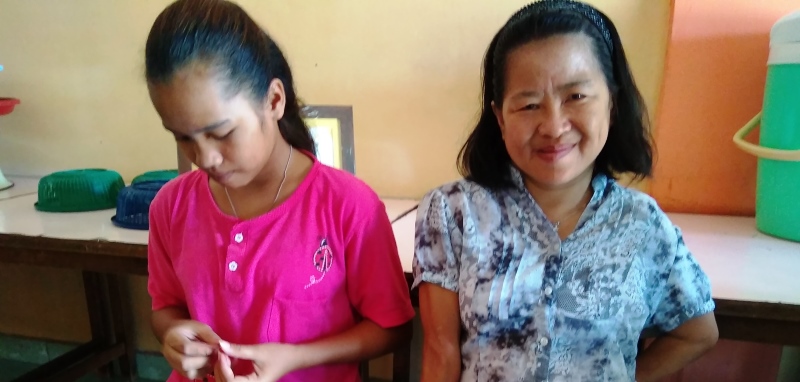 Aling Perajin Manik-Manik, Keterbatasan Fisik Bukan Hambatan 