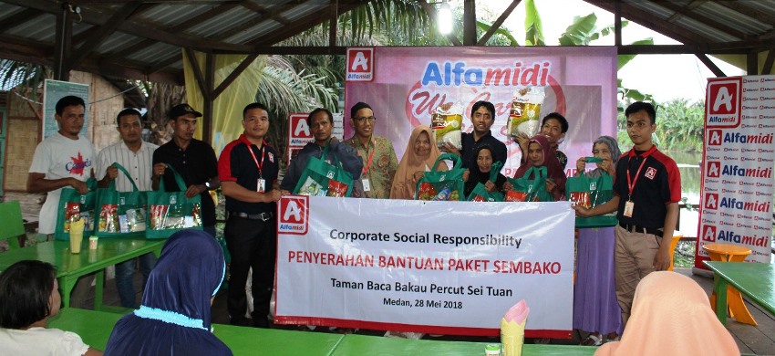Alfamidi Medan Berbagi Sembako dengan Duafa