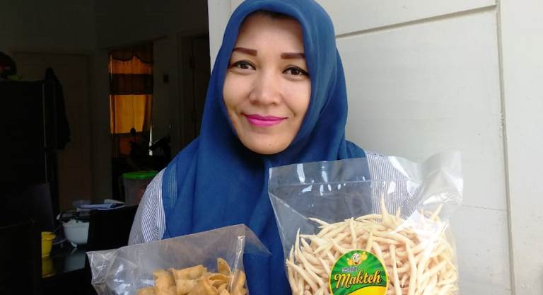  Rusnelly, Produk Keripiknya Dibawa Sampai Paris