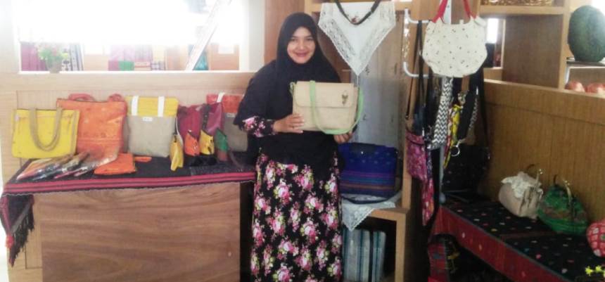 Awalnya Coba-coba, Sri Dewi Kini Miliki Label Tas Sendiri