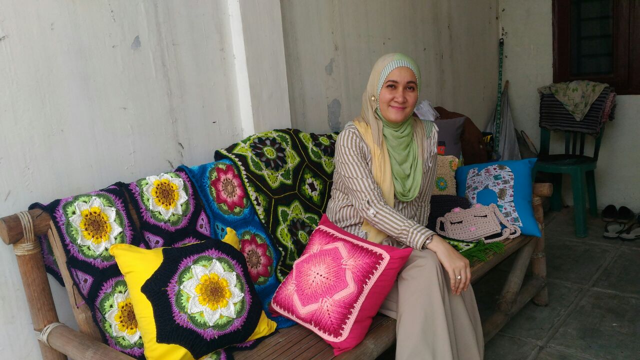 Merajut Itu Bikin Rileks dan Menghasilkan Rupiah