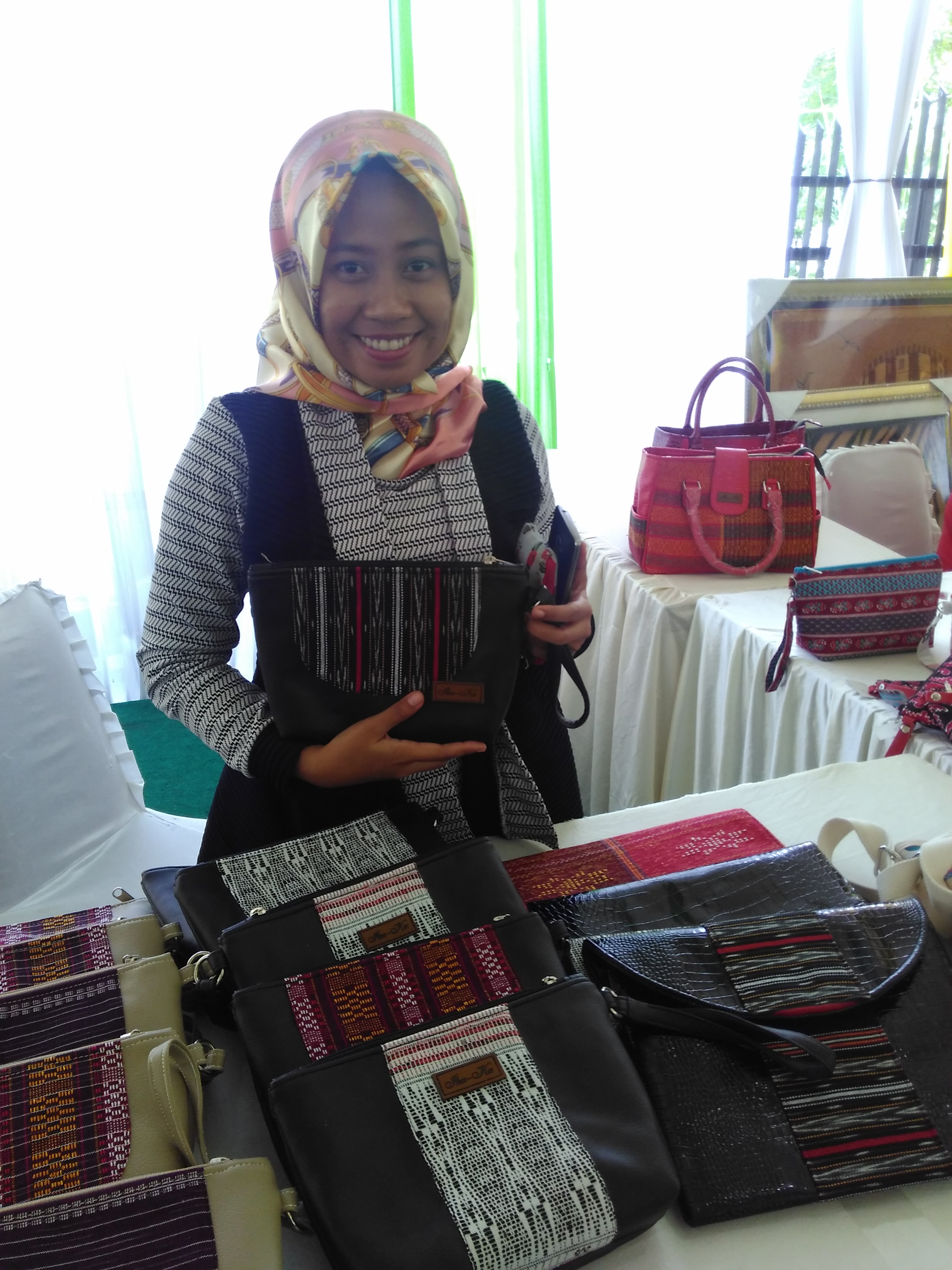 Ika-Ka Kembangkan Tas Simple Berbahan Ulos