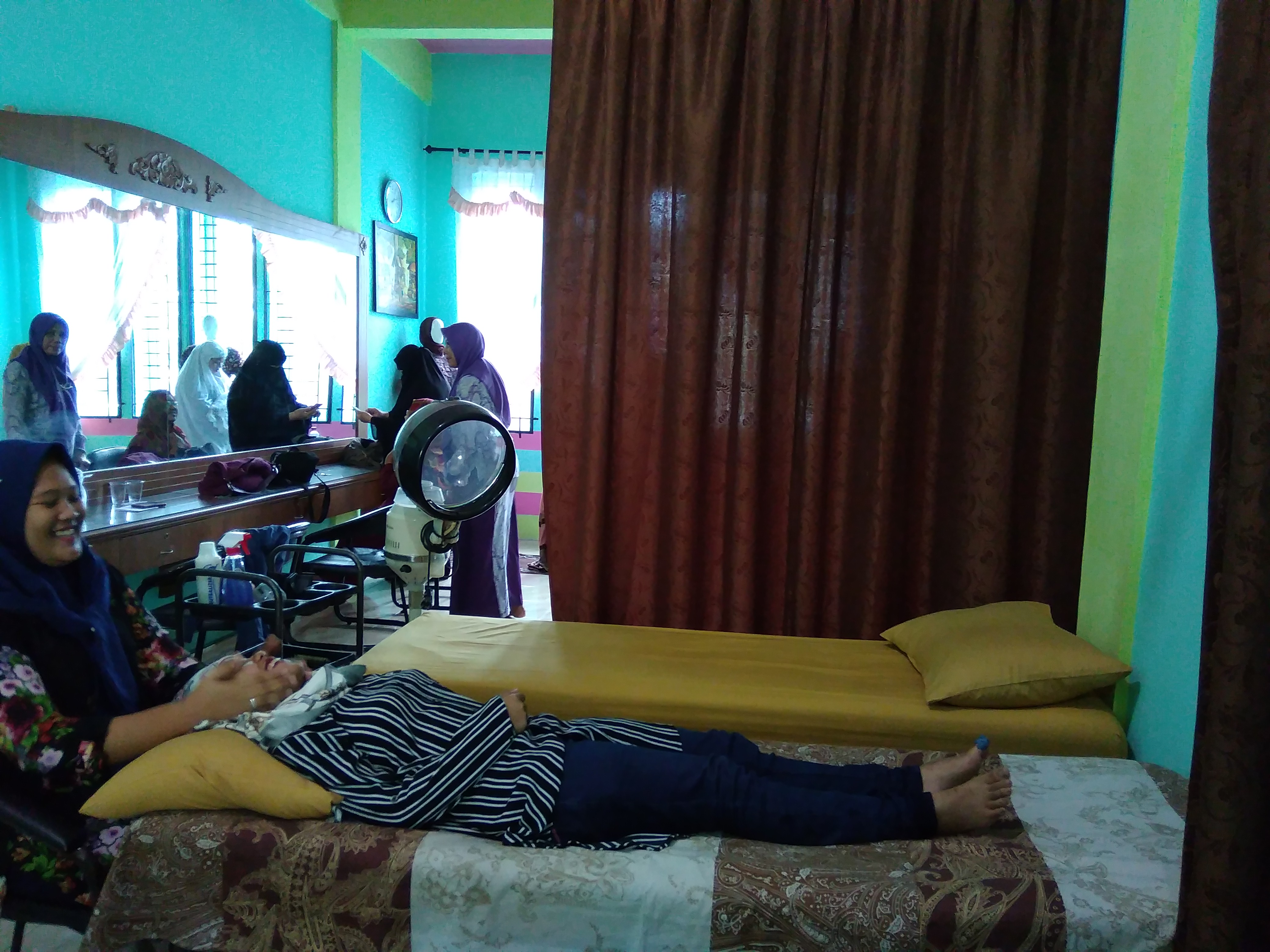 Bersolek Syar’i Bersama Salon Az-Zahra