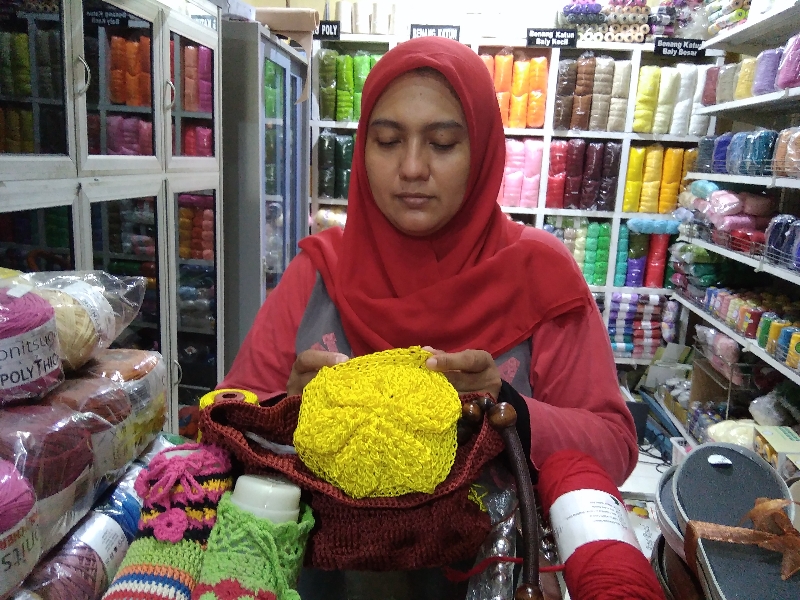 Berbagi Ilmu Merajut, Desy Ajak IRT Manfaatkan Waktu luang