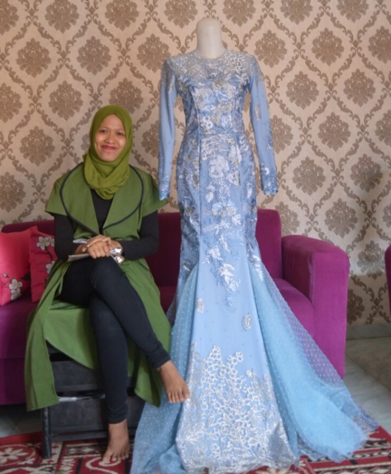 Meski Menyandang Sarjana Pendidikan Tetap Eksis Dengan Usaha Menjahit