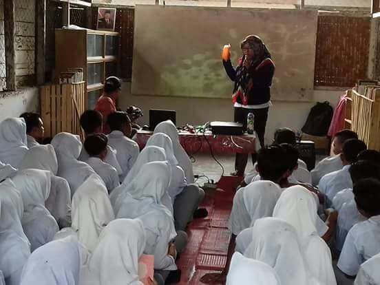 Leli Tularkan Kreativitas Menyulap Botol Bekas Jadi Barang Cantik ke Masyarakat