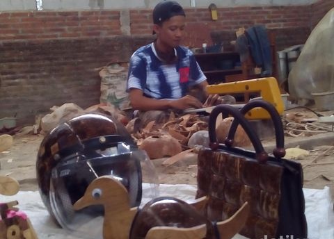 Kerajinan Limbah Batok Kelapa Tembus Pasar Filipina dan Inggris