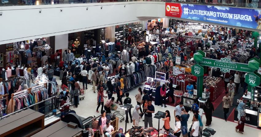 Jelang Lebaran, Masyarakat Padati Pusat Perbelanjaan 