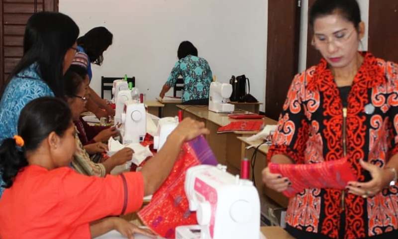 Kaum Ibu di Samosir IKuti Lomba Menjahit Ulos