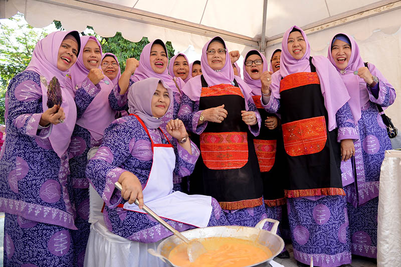 TP PKK Sumut Juara III Lomba Masak Rendang di Padang