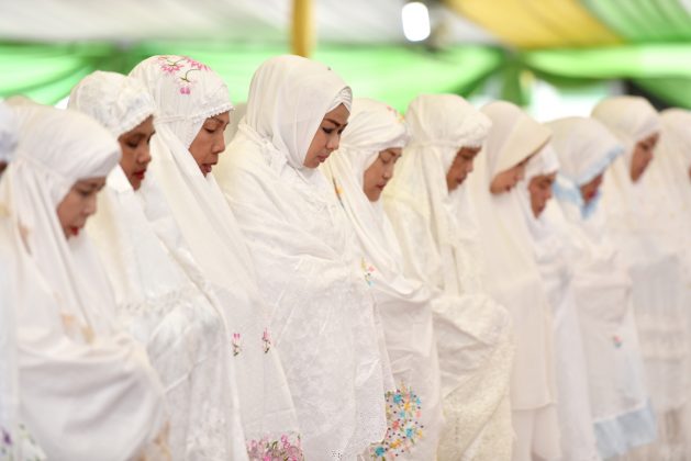 Sholat Tasbih Berjamaah, Pemprovsu Bagikan Sarung kepada Ribuan Jamaah