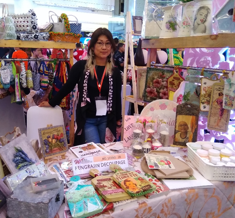 Rina Tangkap Peluang Bisnis Dari Kelas Belajar Decoupage