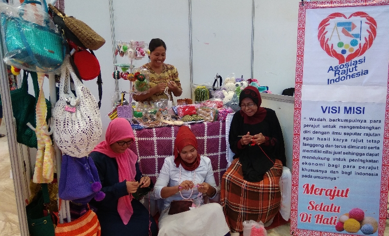 Ini Alasan Oma yang Tetap Senang dengan Merajut