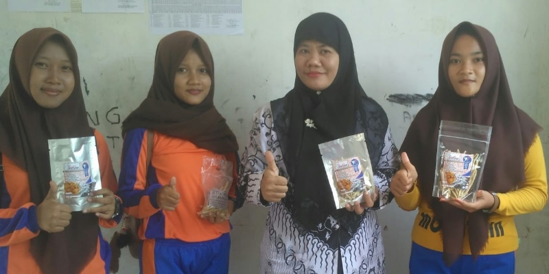 Fitri Gali Potensi Siswa Berwirausaha Sambil Kembangkan Teri Que