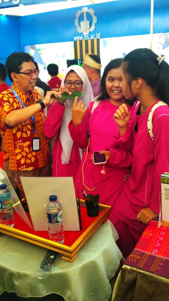 Penasaran, Pengunjung Makan Herbalfoam Plate di Ritech Expo