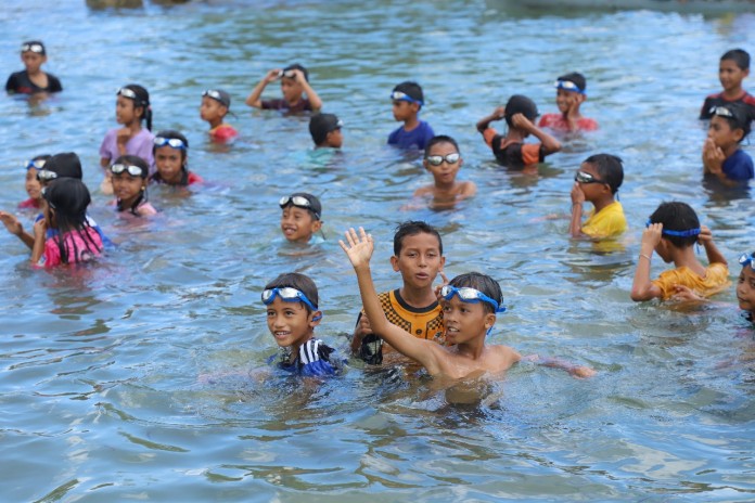 Kacamata Selam Diberikan Bagi Anak Pesisir