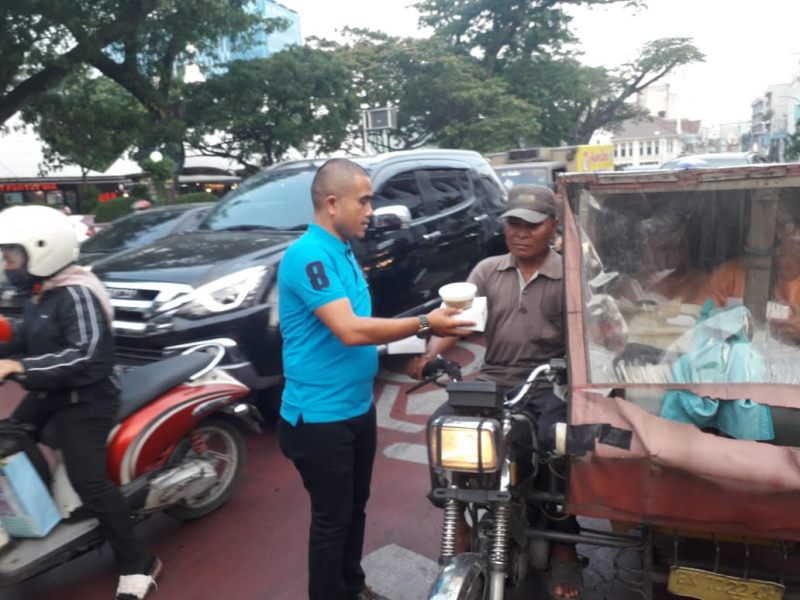 Koordinator Wartawan Pemko Medan Berbagi Takjil Kepada Pengguna Jalan Raya 